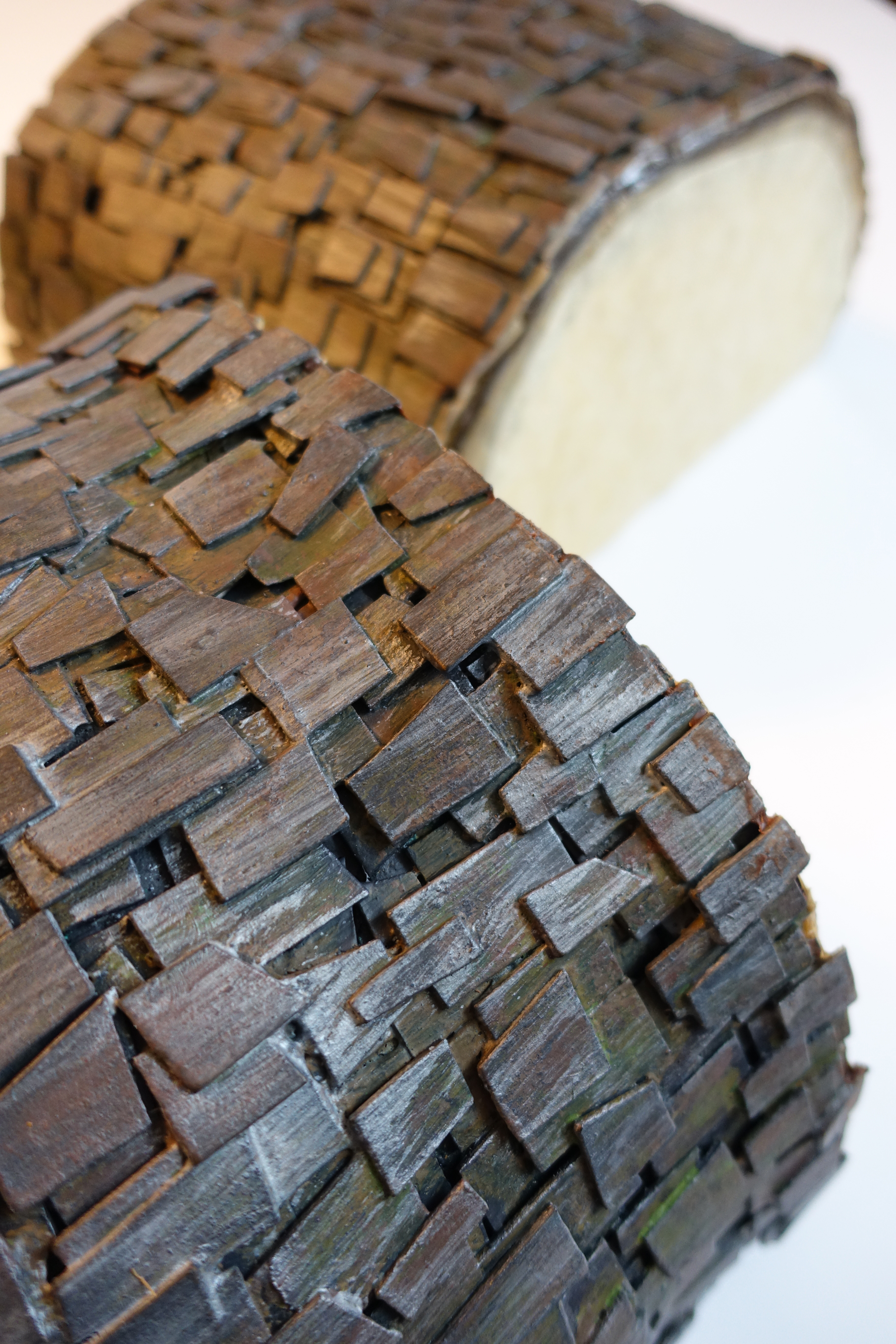 valise_outside_bark_5429